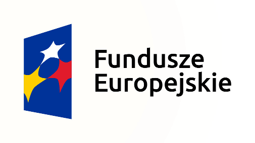 Na Niebieskim polu trzy gwiazdy w kolorze białym, żółtym i czerwonym. Z prawej strony napis Fundusze Europejskie.