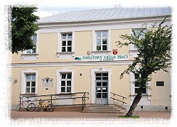 Zdjęcie fasady budynku Urzędu Pracy w Łukowie.