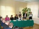Pani Danuta Bosek za-ca Dyrektora PUP w Łukowie wraz z panią z Wojewódzkiego Urzędu Pracy w Lublinie otwierają konferencję "Krajowy Fundusz Szkoleniowy jako narzędzie dostosowywania się do wymagań rynku pracy"